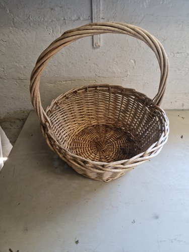 Lovely round wicker basket - wicker,