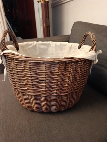 Oval shaped wicker basket with - shaped,