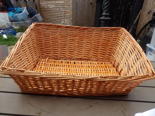 Open fronted wicker basket - ,